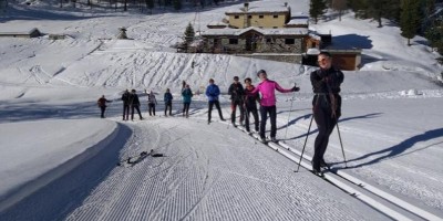 GITA SOCIALE NOTTURNA AL RIFUGIO MAGIA' Sci di fondo - 15-02-2025 SCI DI FONDO Partenza  al mattino dal Rifugio Magià, senza lo zaino, per un giro di riscaldamento, nella parte alta della pista.