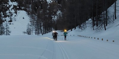 GITA SOCIALE NOTTURNA AL RIFUGIO MAGIA' Sci di fondo - 15-02-2025 SCI DI FONDO All'imbrunire, sulla pista di Saint Barthelemy che sale al Rifugio Magià